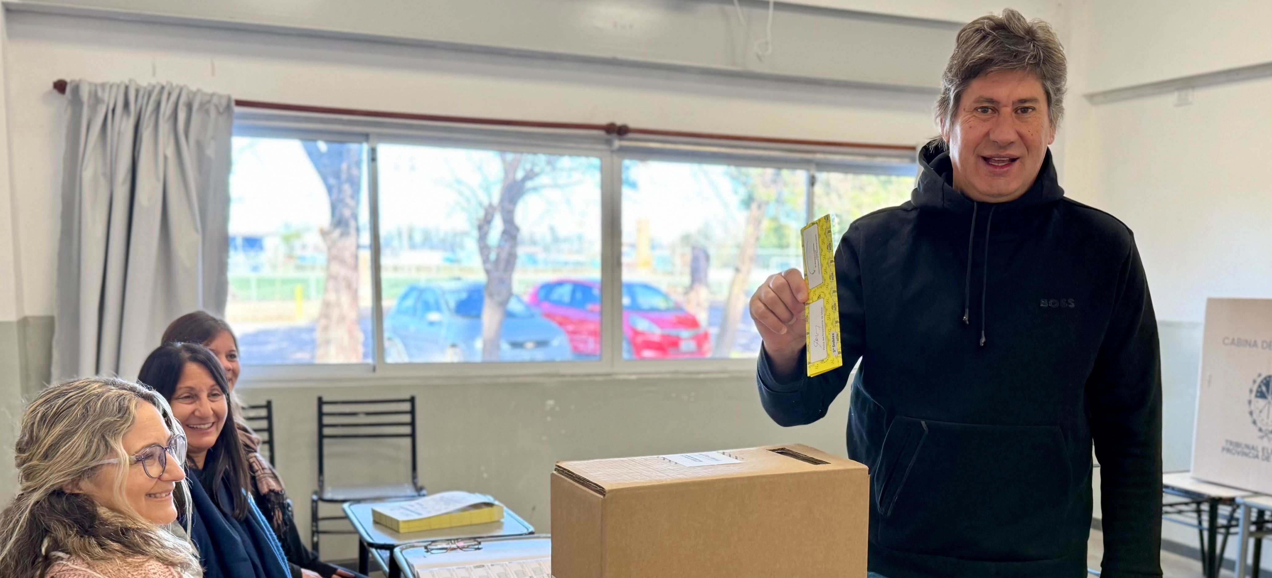 Roly Santacroce votó  y convocó a los vecinos y vecinas a acercarse a las escuelas a ejercer su voto